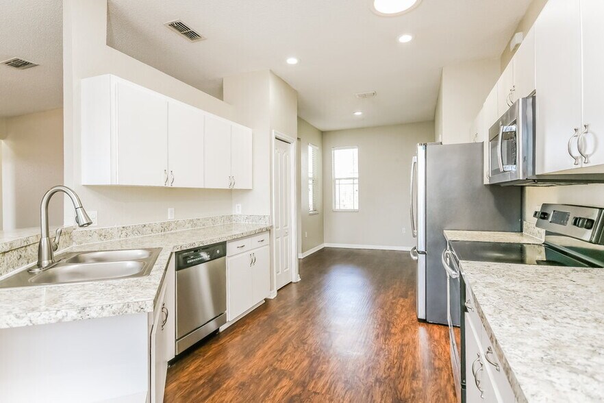 Building Photo - 6033 Live Oak Dr