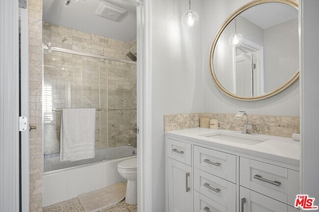 Building Photo - 860 S Lucerne Blvd