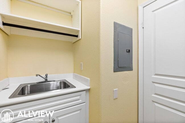 Building Photo - Stunning 3 Bedroom, 2.5 Bath in Sought-After Woodbury Community