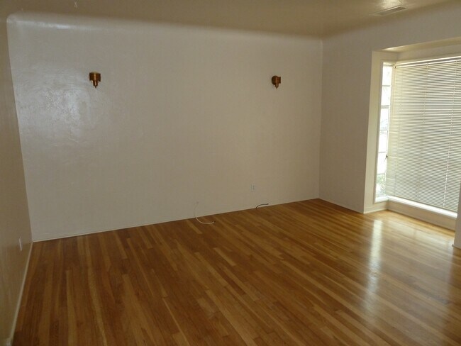 Building Photo - 402 N Santa Ana Ave