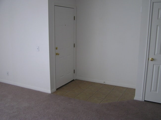 Building Photo - 541 E Rosewood Way S