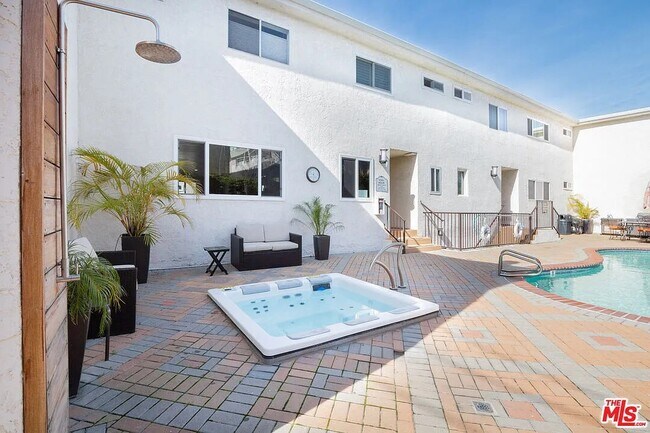 Modern Jacuzzi - 2721 2nd St