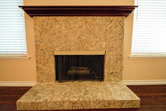 Building Photo - Spacious 4 Bed / 2 Bath Pool Home in Prime Corona Location!