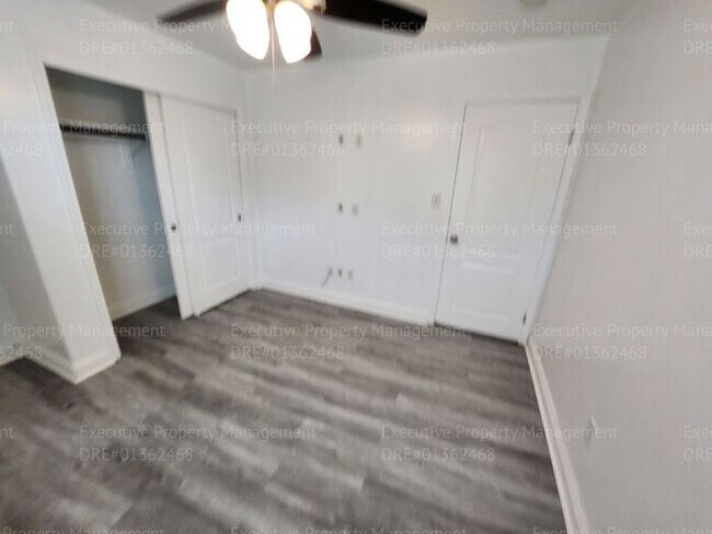 Building Photo - 4 bedroom/ 2 bathroom located in the South...