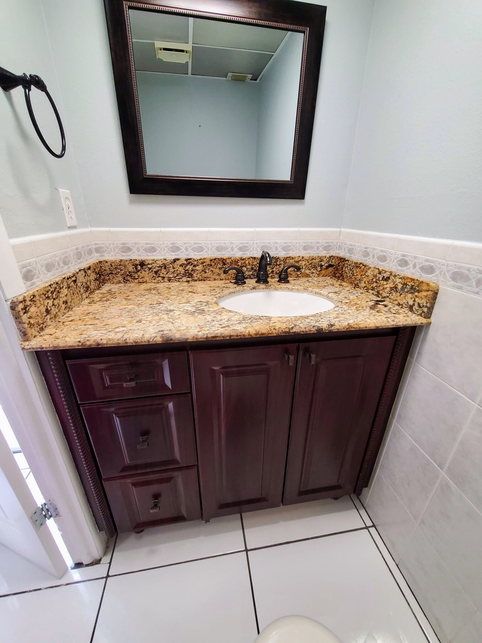 Guest bathroom - 1820 N Lauderdale Ave
