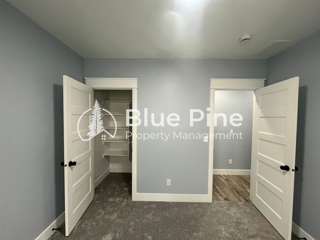 Building Photo - 1885 Mesa Cyn Dr