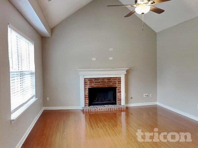 Building Photo - 5005 Hyacinth Ln