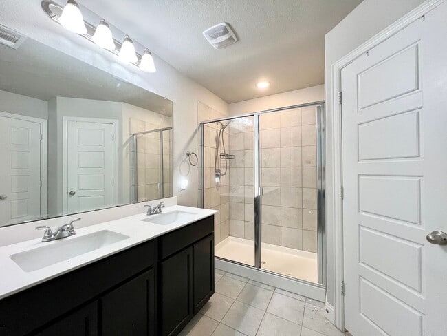 Building Photo - Modern Country Living Near I-35 – Stunning Duplex with Granite, Private Yard & Appliances Included!