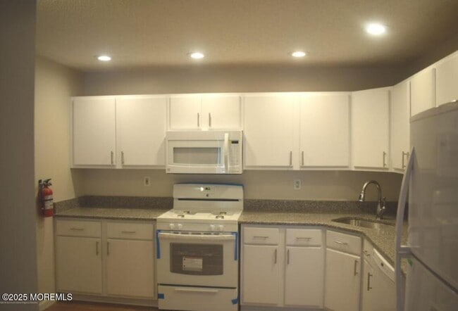 Building Photo - 225 Tulip Ln