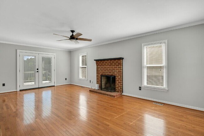 Building Photo - Beautifully Updated Single-Family Home in ...