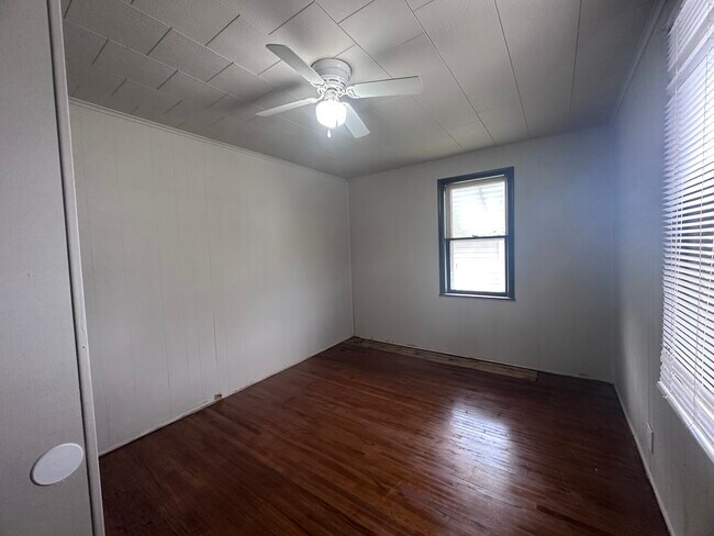 Building Photo - 209 Cook-