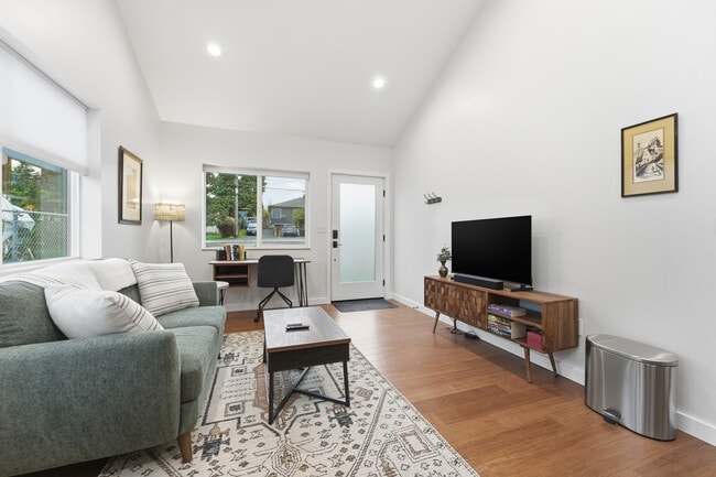 Building Photo - 5003 NE Mason St