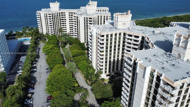 Building Photo - 1121 Crandon Blvd