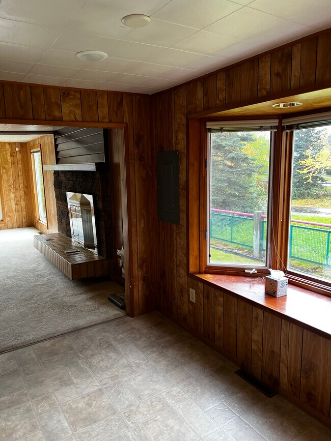 Bay window- living room - 1428 Latouche St
