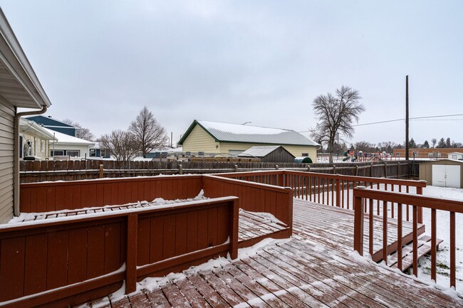 Building Photo - 3 Bedroom 2 Bath Home with Fenced in Backyard!