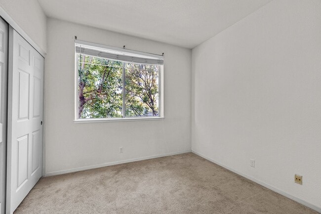 Building Photo - Spacious, Open-Concept 2/2 Condo SSF