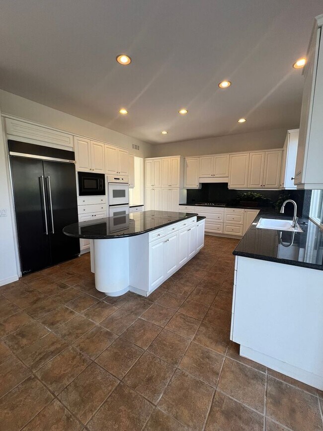 Building Photo - Luxury En Suite Living & Panoramic Views