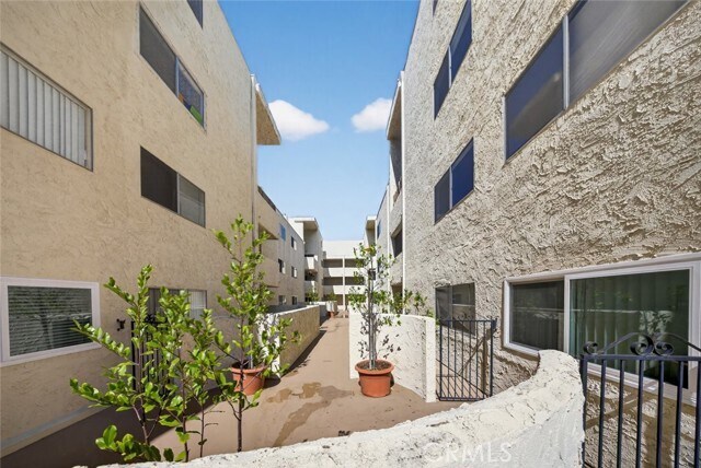 Building Photo - 1339 N Columbus Ave