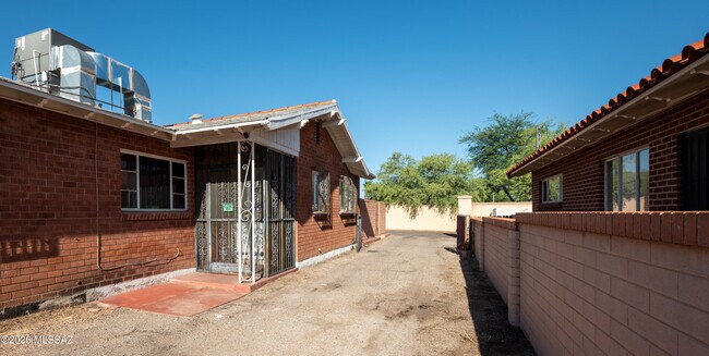 Building Photo - 1732 N Campbell Ave