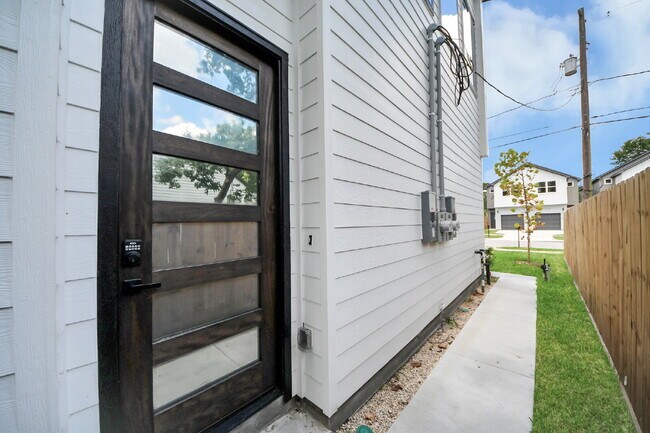Building Photo - 7117 Eastwood St