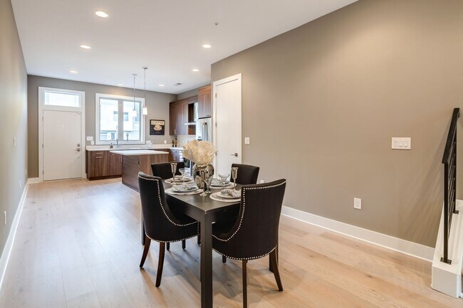 Building Photo - Queen Village Townhome