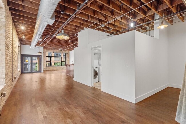 Building Photo - 411 Brazos St