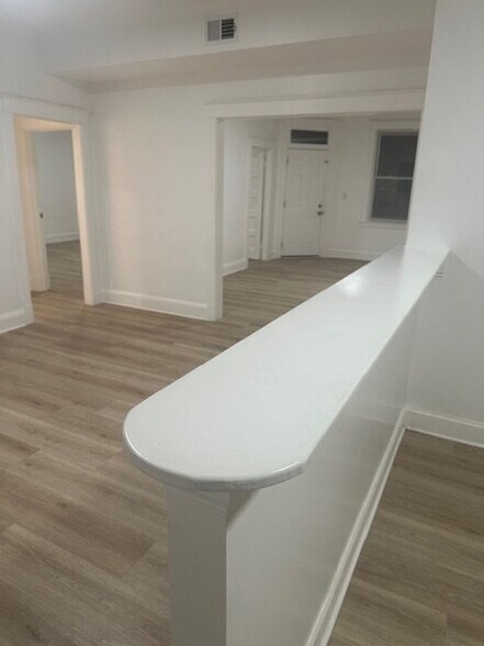 Building Photo - 2700 Roslyn Ave