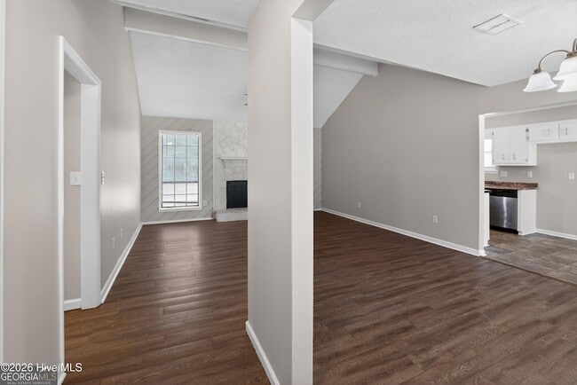 Building Photo - 3016 Mistletoe Ave