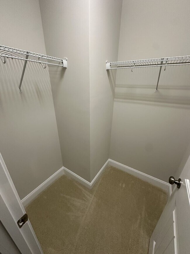 Building Photo - 3 Bedroom 2.5 Bathroom Townhome!