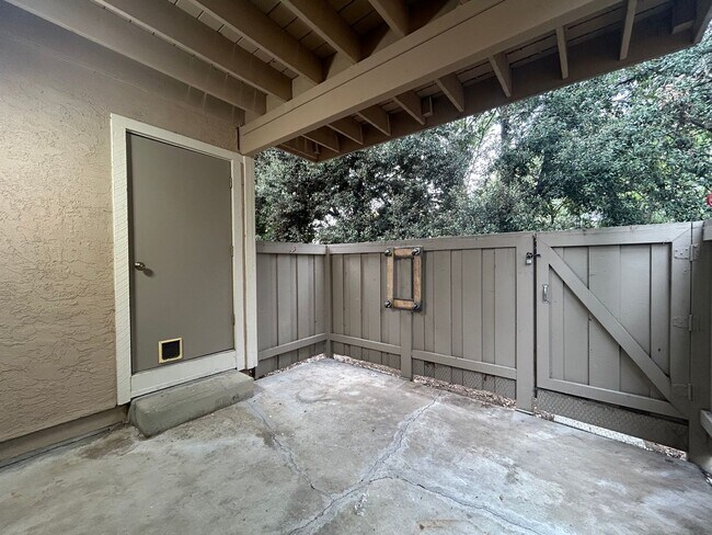 Building Photo - Move-In Ready 1BR in Sought-After Kirkwood...