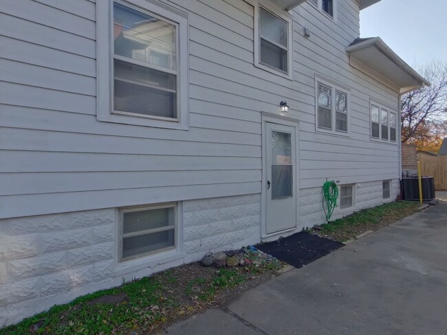 Building Photo - 207 1/2 S Erie