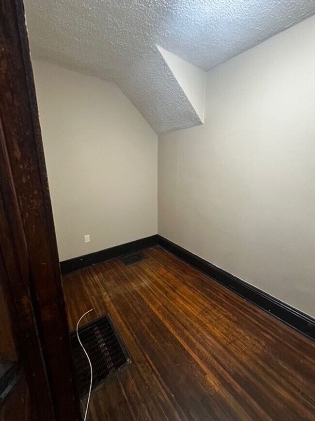 Building Photo - 207 Kenwood Ave