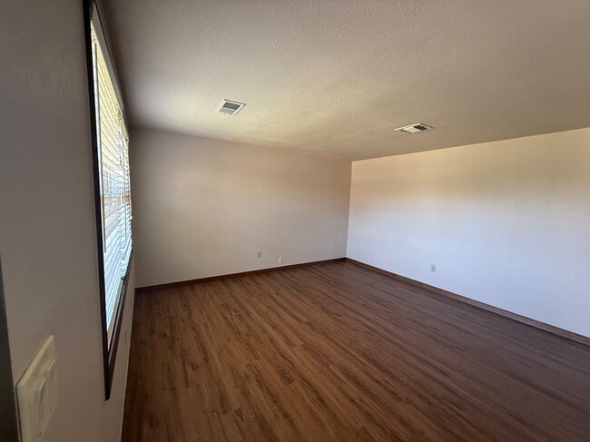 Building Photo - 1015 Swan Lake Ct