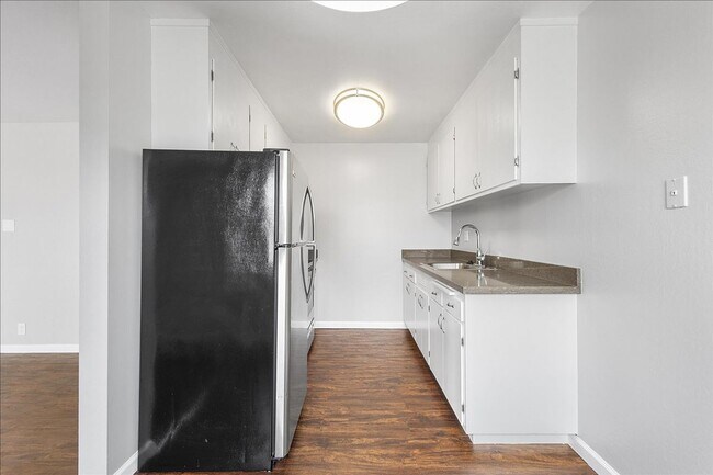 Building Photo - 1182 Park Ave E