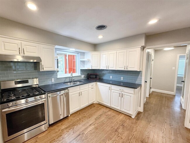 Building Photo - 9580 Dogwood St