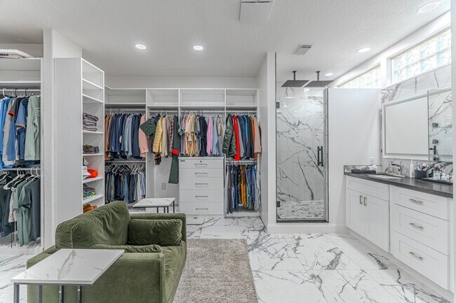 Building Photo - 2 Graylin Woods Pl