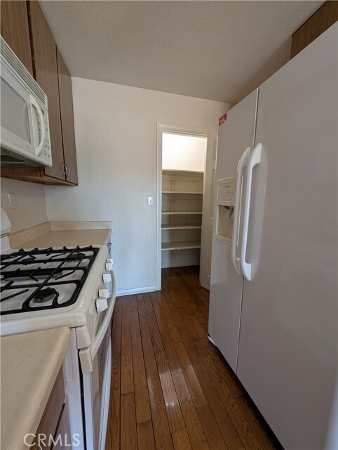 Building Photo - 27535 Lakeview Dr