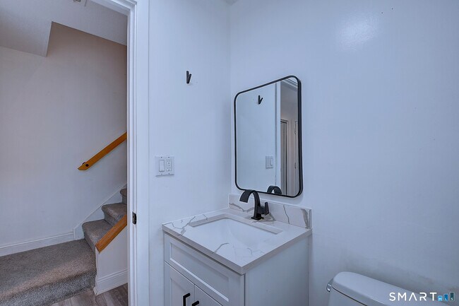 Building Photo - 32 Farmington Chase Crescent