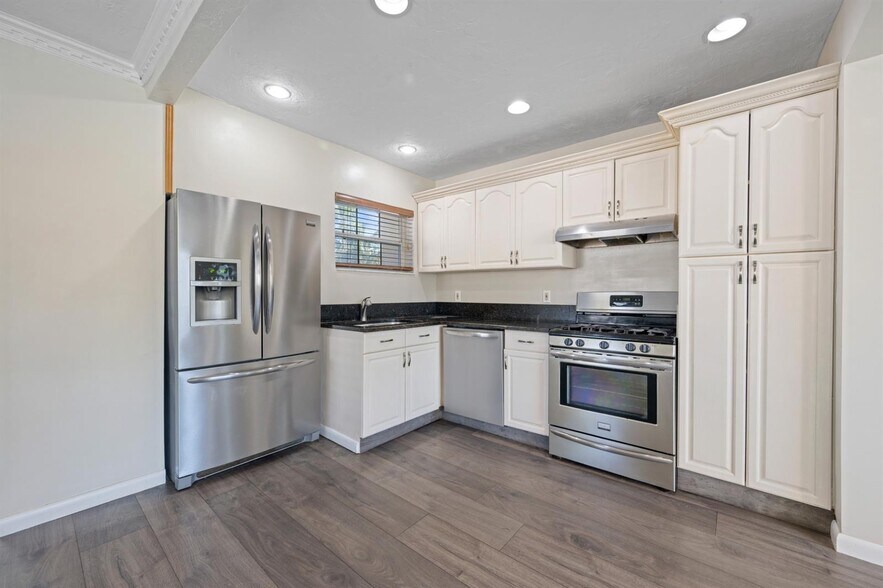 Building Photo - 1535 Plunkett St