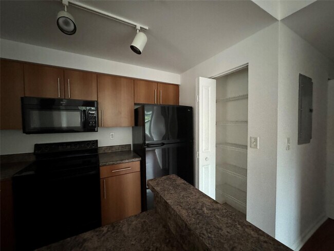 Building Photo - 5800 W Sample Rd