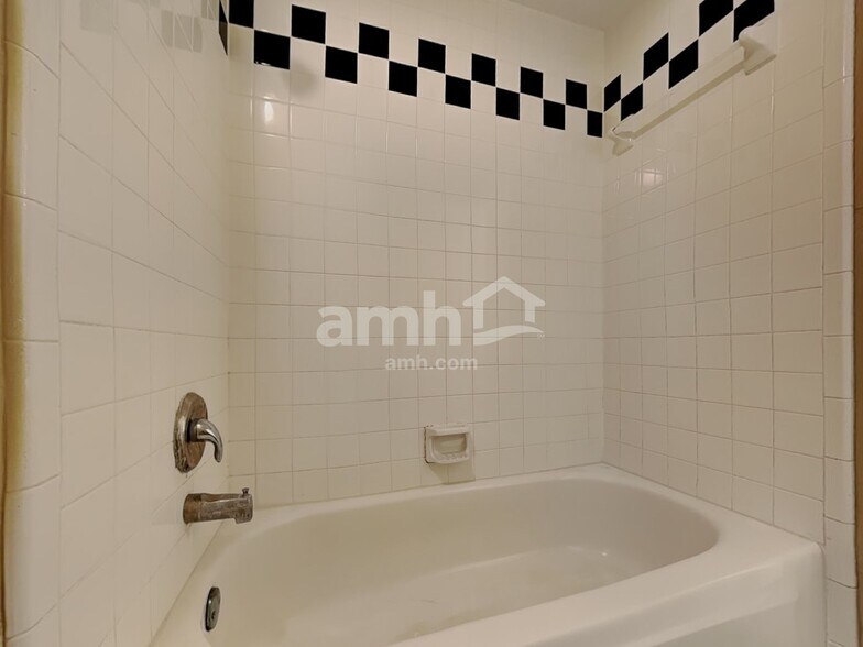 Building Photo - 11911 Lakewood Hills Dr