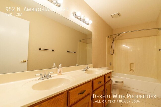 Building Photo - Beautiful 4 Bedroom, 2 Bath on the Golf Co...