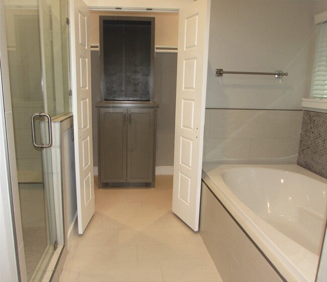 Building Photo - 3249 Dixie Dr