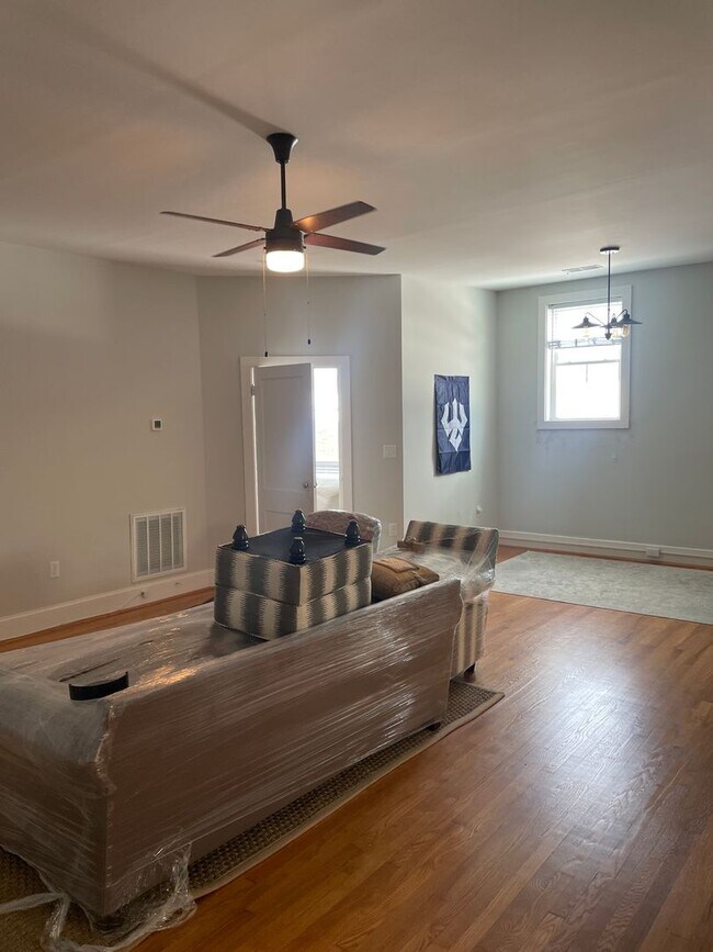 Building Photo - Main128-130