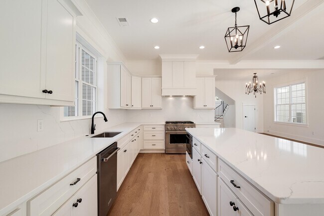 Building Photo - 1117 E Irvin Dr