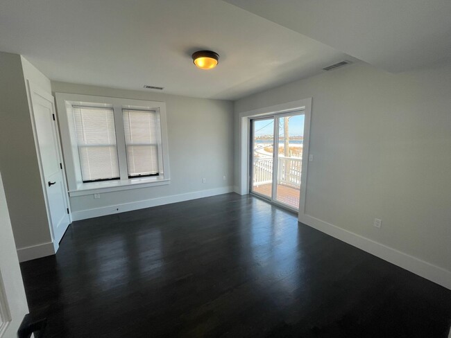 Building Photo - AMAZING 4 BED 8 BATH UNIT!!!!