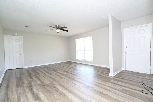 Building Photo - 3/2 Northwest Pensacola brick home with ga...