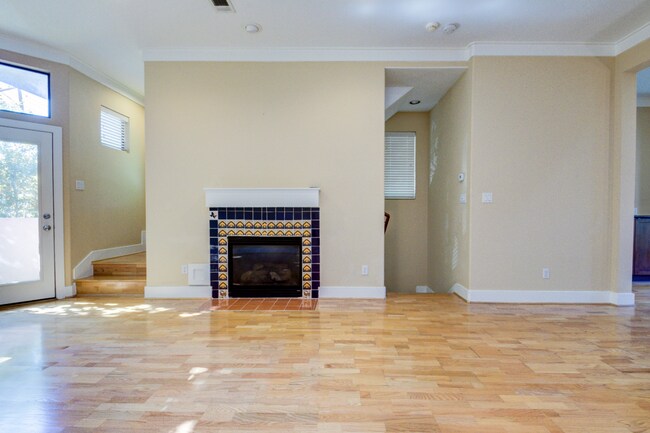 Building Photo - Modern 3 Bedroom // 3.5 Bathroom in the He...