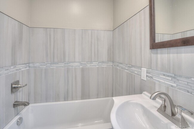 Building Photo - 535 E Walnut St