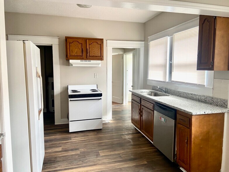 Building Photo - 516 10th Ct S